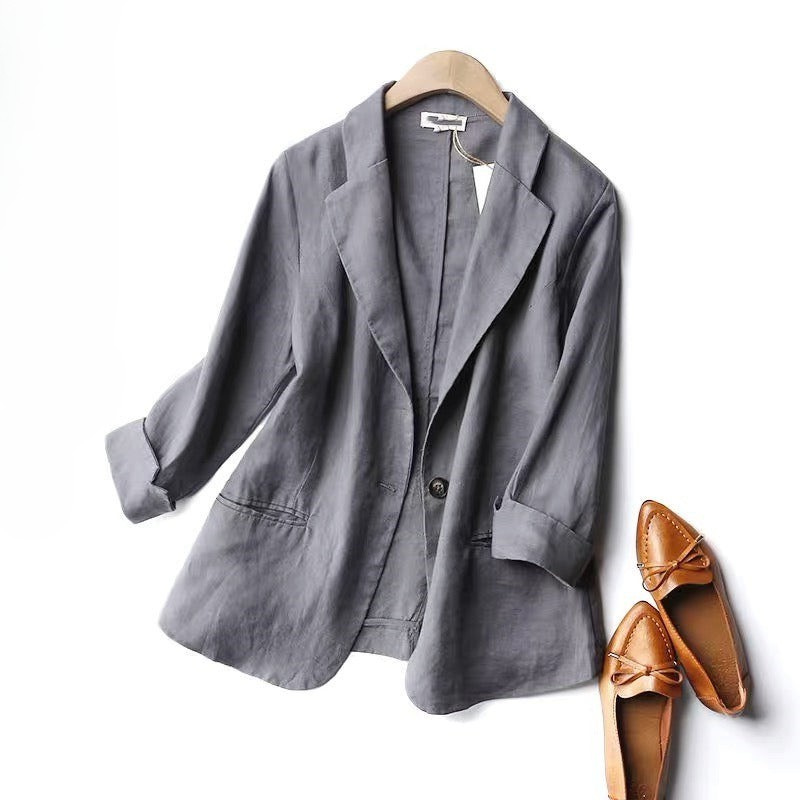 Close-up stof: Lichtgewicht, ademende stof van deze damesblazer, comfortabel voor elk seizoen.