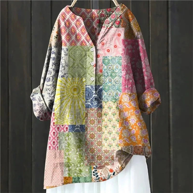 Detailopname van damesblouse met bloemenprint, V-hals. Lange mouwen en lichte stof, perfect voor zomerse mode.
