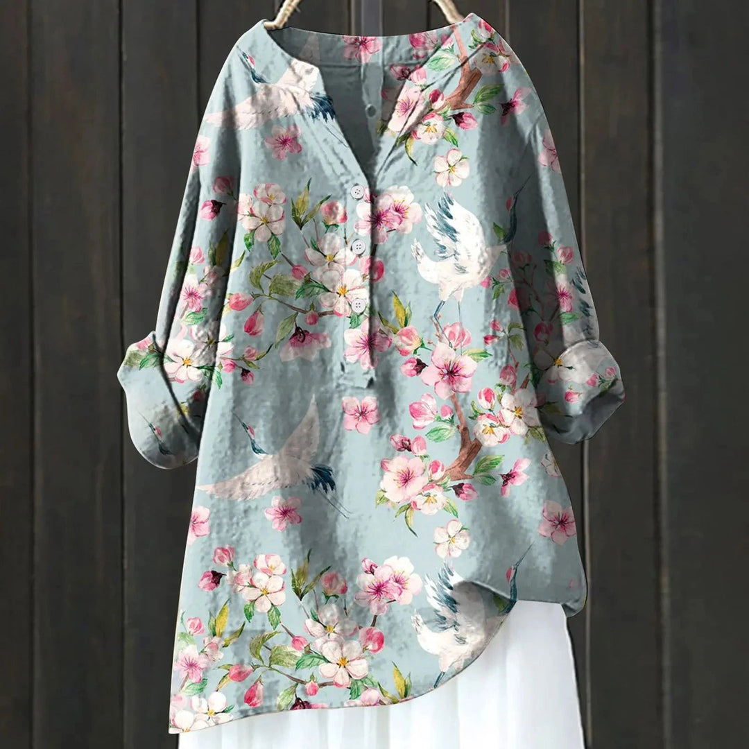 Damesblouse met bloemenprint, V-hals en lange mouwen. Comfortabel en stijlvol, perfect voor een elegante zomeroutfit.