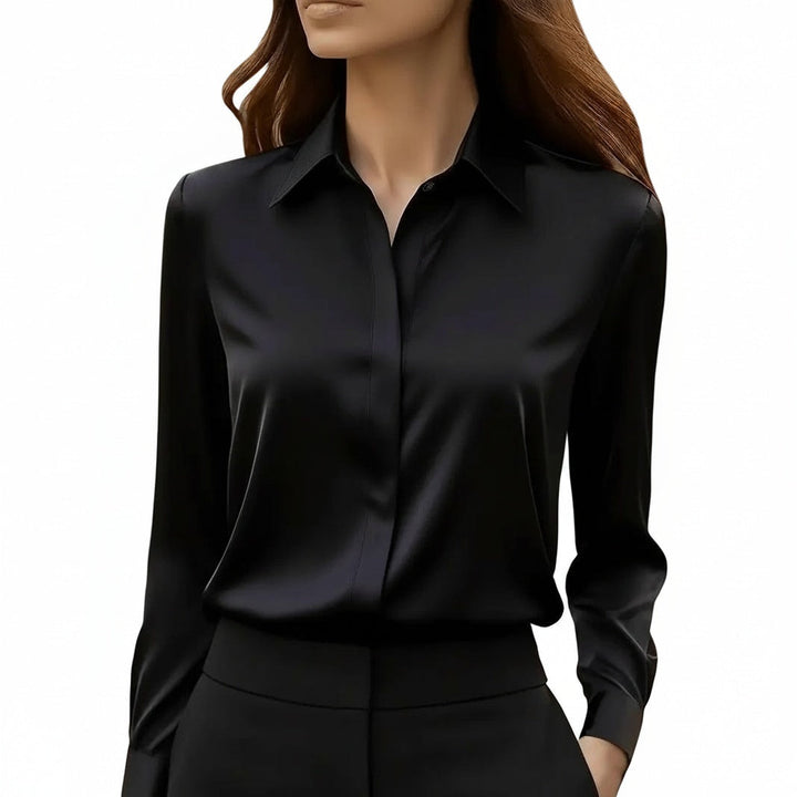 Damesblouse met klassieke puntkraag en lange mouwen; ideaal voor kantoor of een casual, elegante look.