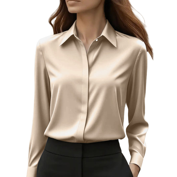Detail van de puntkraag van een modieuze damesblouse met lange mouwen, elegant voor kantoor.