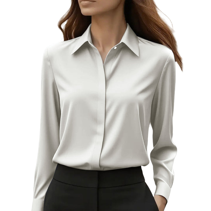 Close-up van de verborgen knoopsluiting op een klassieke damesblouse met lange mouwen, stijlvol.