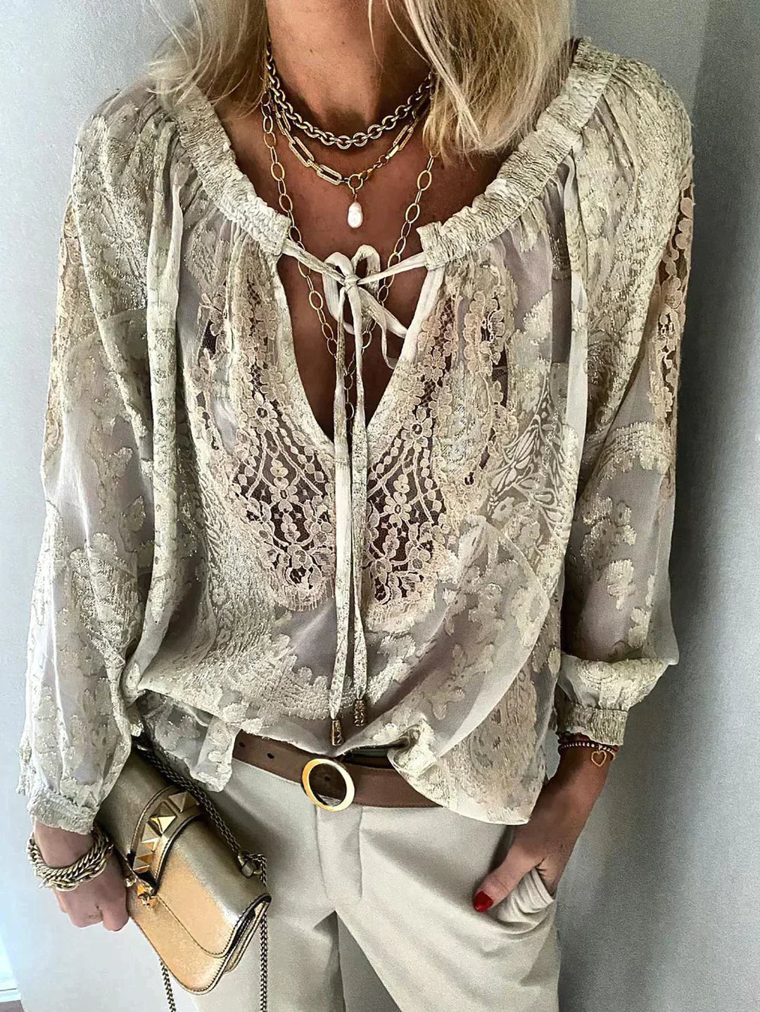 Damesblouse wit met elegante kanten details. Stijlvol en chique, ideaal voor een modieuze zomerse look.