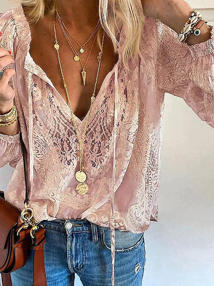 Modieuze damesblouse met delicate kanten accenten, perfect voor een chique uitstraling op kantoor of in vrije tijd.