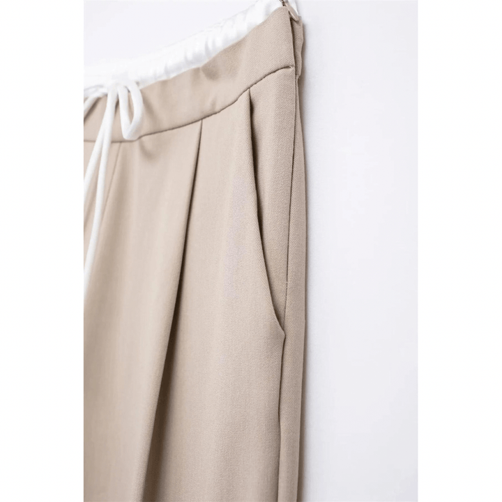 Modieuze damesbroek met dubbele tailleband, elegant en comfortabel voor een veelzijdige zakelijke of casual look.
