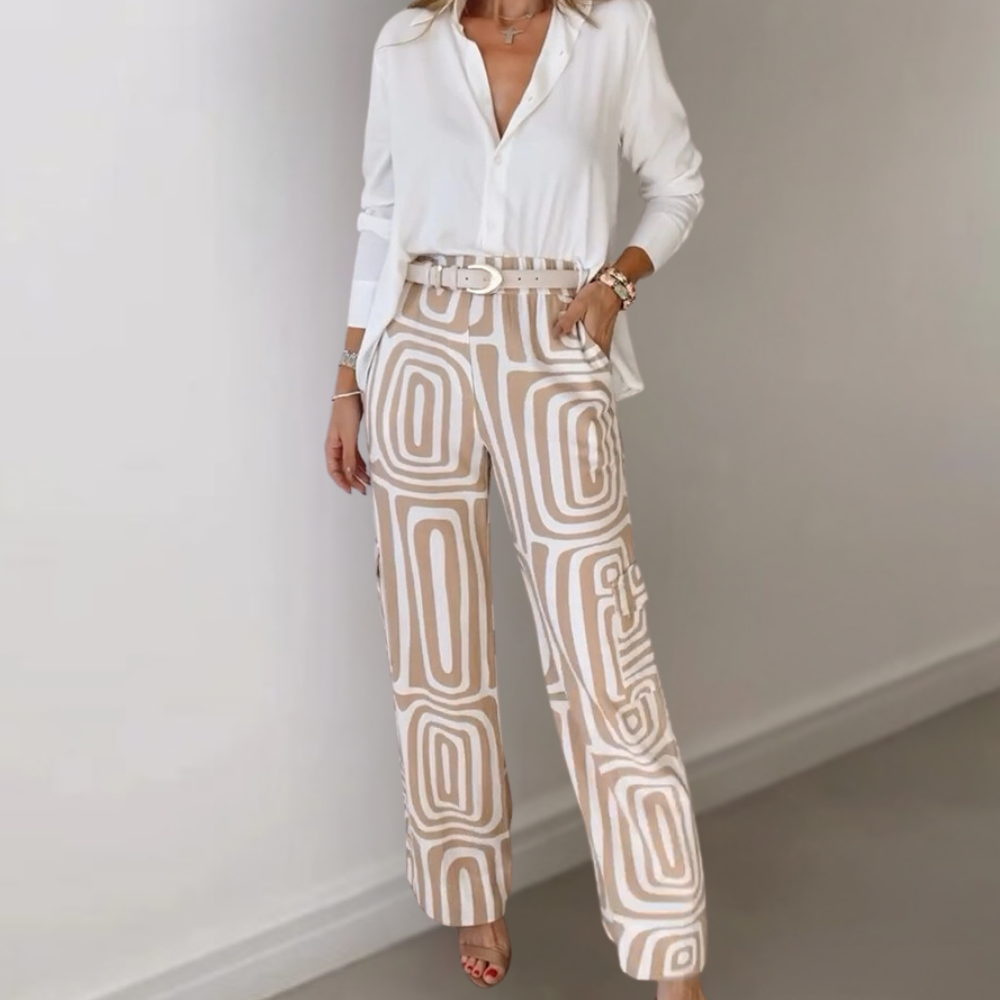 "Damesoutfit met witte blouse en trendy beige printbroek, stijlvolle en modieuze combinatie voor dagelijks gebruik."
