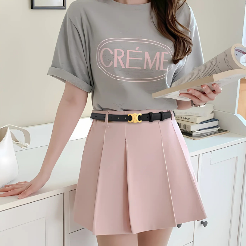 Verfijnde zwarte damesriem van leer met glanzende gouden gesp, perfect mode accessoire voor elke outfit.