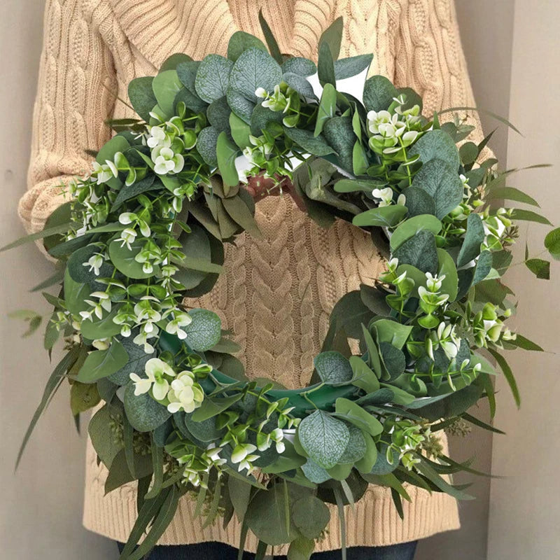 Decoratieve eucalyptus krans voor de voordeur of wand. Kunstkrans met fris groene bladeren voor binnen en buiten.