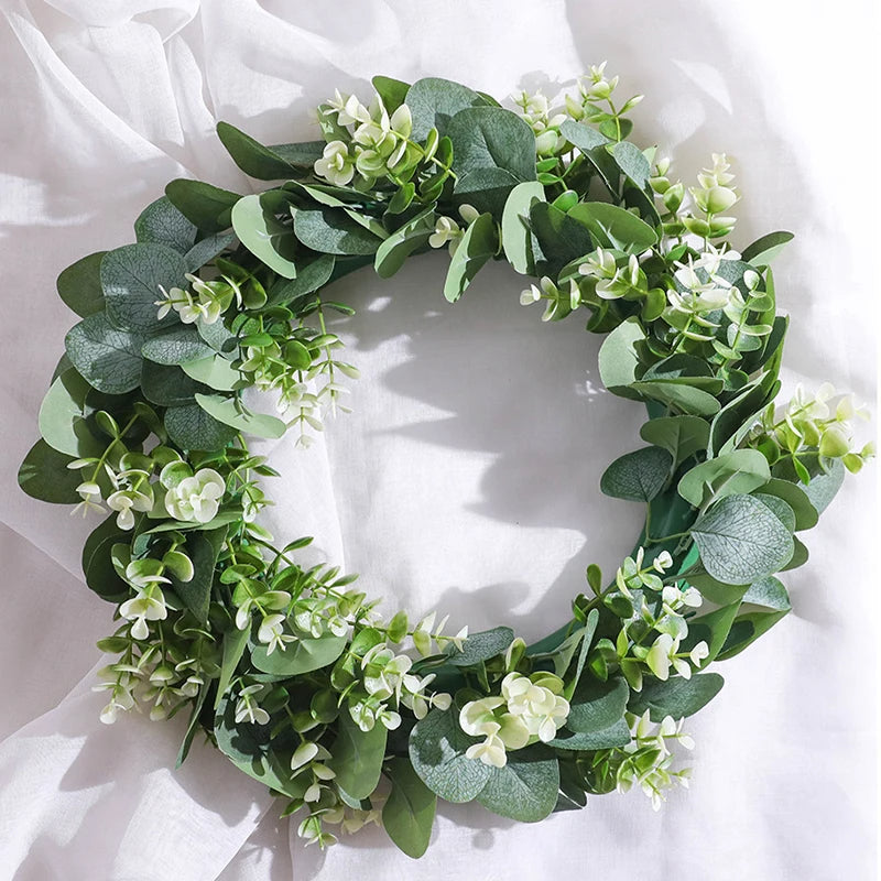 Frisse eucalyptus kunstkrans voor natuurlijke groendecoratie. Tijdloze woonaccessoire voor binnen en buiten.