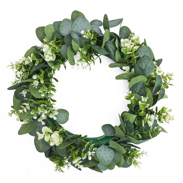 Veelzijdige eucalyptus krans; perfecte seizoensdecoratie voor binnen of buiten op je muur of deur.