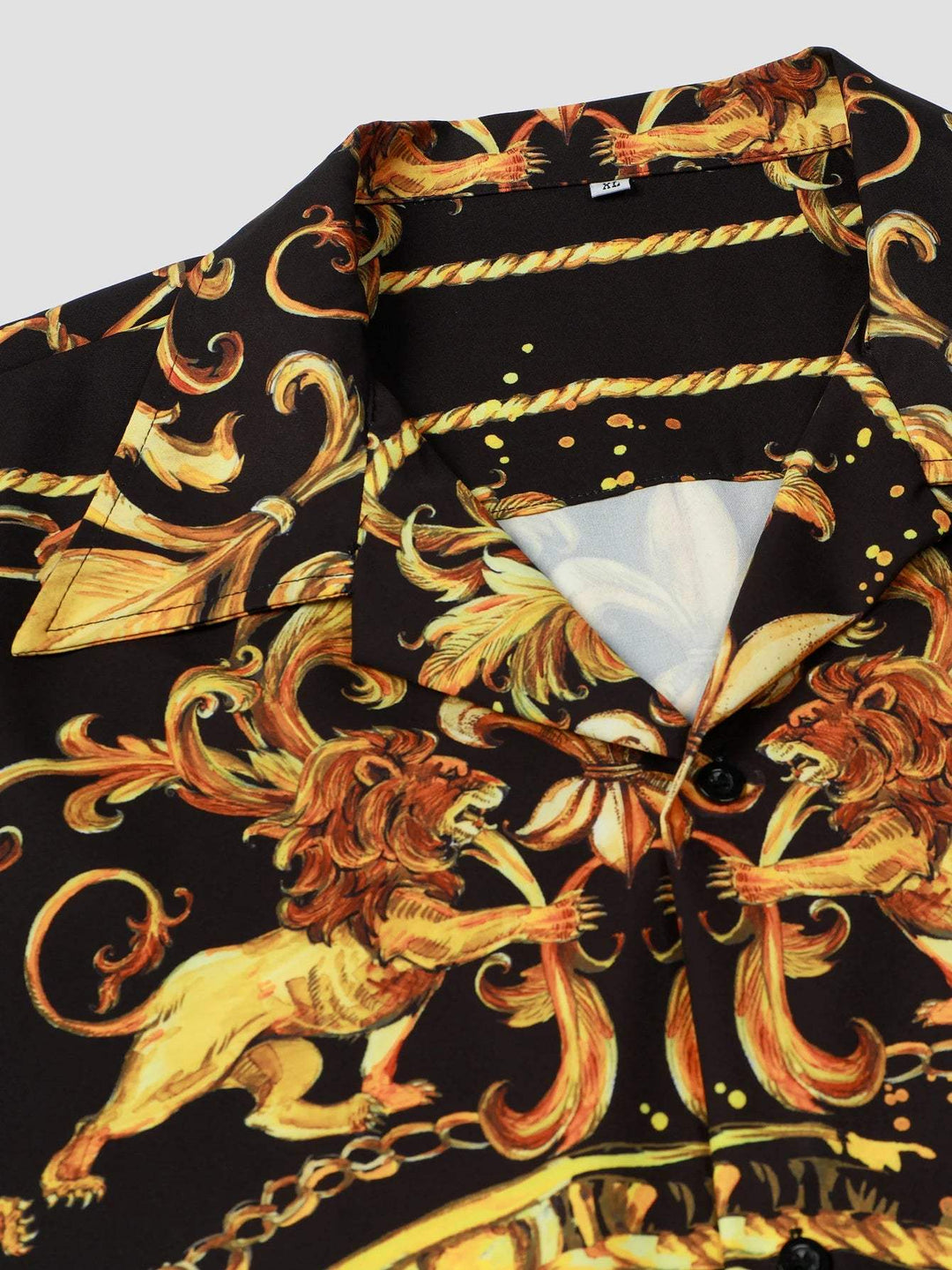 Uniek diepzwart heren overhemd met een gedetailleerde gouden leeuwenprint in barokstijl. Modieus en chique.