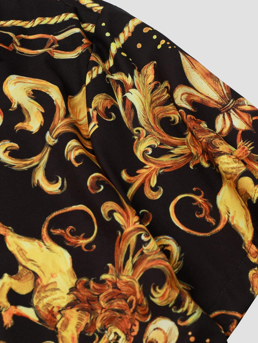 Elegant heren overhemd in diepzwart met een glanzende gouden barok leeuwenprint. Ideaal voor een avondlook.