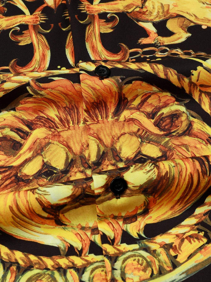 Barok herenoverhemd: diepzwart met rijke gouden leeuwenprint. Stijlvol, uniek en perfect voor speciale gelegenheden.