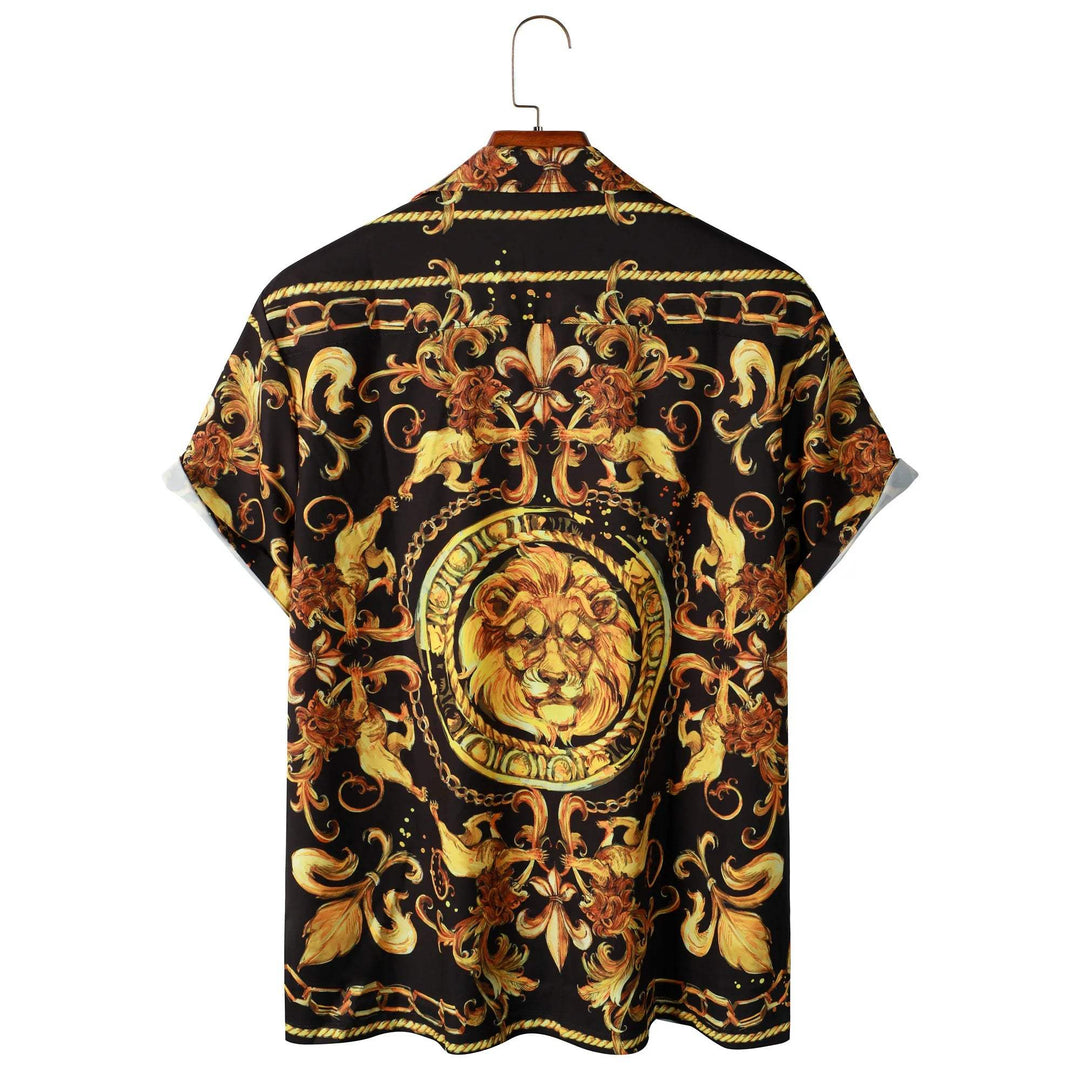 Feestelijk herenoverhemd, diepzwart met een indrukwekkende gouden leeuwenprint in barokdesign. Chique mode.