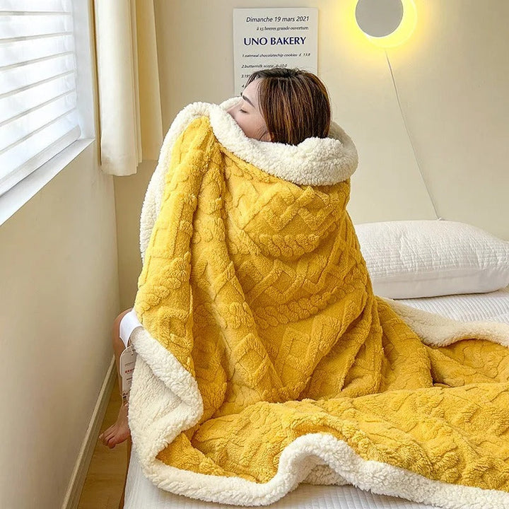 Knusse lamswollen plaid op de bank, uitnodigend voor ontspannen avonden vol warmte en comfort.