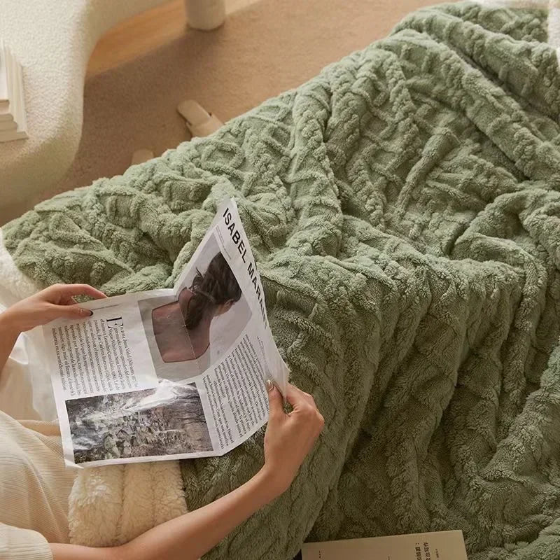 Zachte lamswollen plaid siert je interieur, ideaal als comfortabele woondeken op de bank.