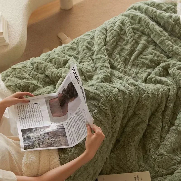 Zachte lamswollen plaid siert je interieur, ideaal als comfortabele woondeken op de bank.