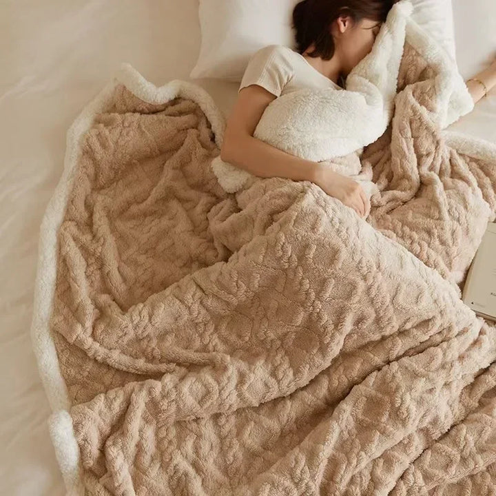Grote lamswollen slaapkamerdeken voor extra warmte en comfort tijdens koude nachten.