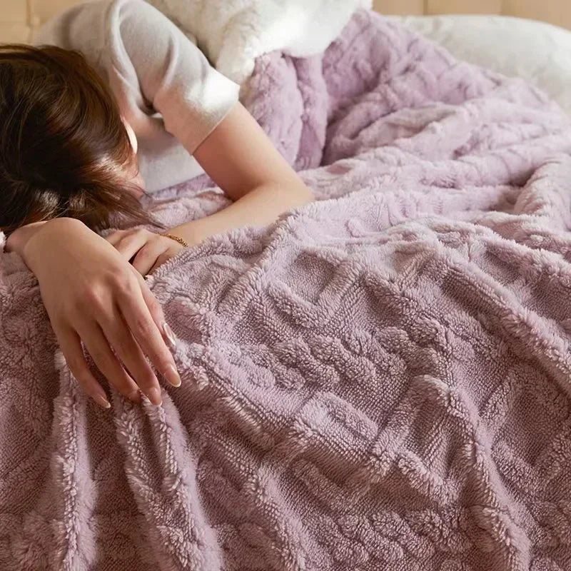 Elegante lamswollen deken op een bed, zorgt voor luxe comfort en warmte in de slaapkamer.