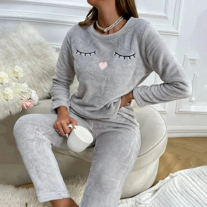 Dikke, warme dames pyjamaset van fluweelzachte stof, perfect voor comfortabele winteravonden en ontspanning.