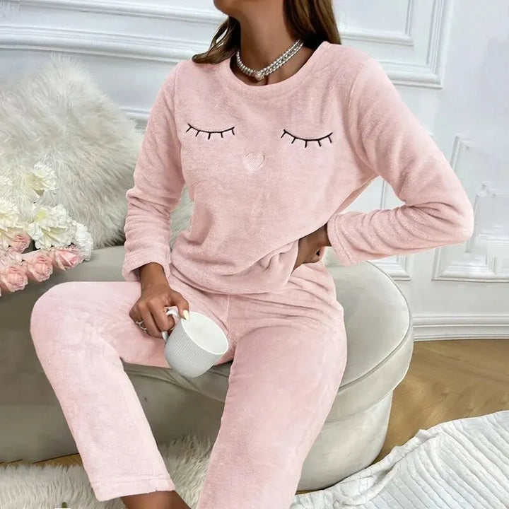 Fluweelzachte dames pyjamaset, ideaal als warme loungewear en slaapkleding voor de koude wintermaanden.