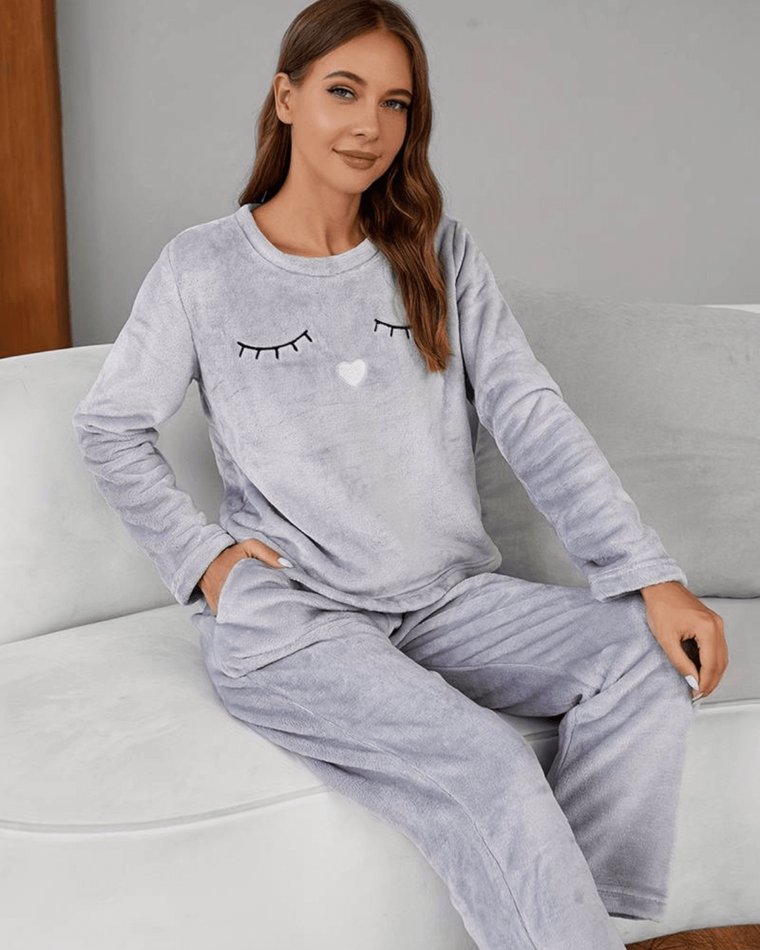 Comfortabele winter pyjamaset voor dames, gemaakt van dikke, zachte stof voor maximale warmte en cosy momenten.