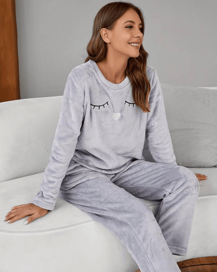 Stijlvolle en warme dames relaxkleding: een fluweelzachte pyjamaset, perfect als cosy nachtkleding in de winter.