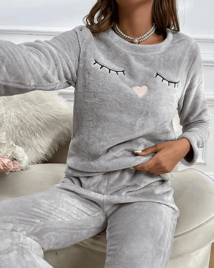 Extra dikke, warme dames pyjama, fluweelzacht aanvoelend. Perfecte slaapkleding voor de koudste winterdagen.
