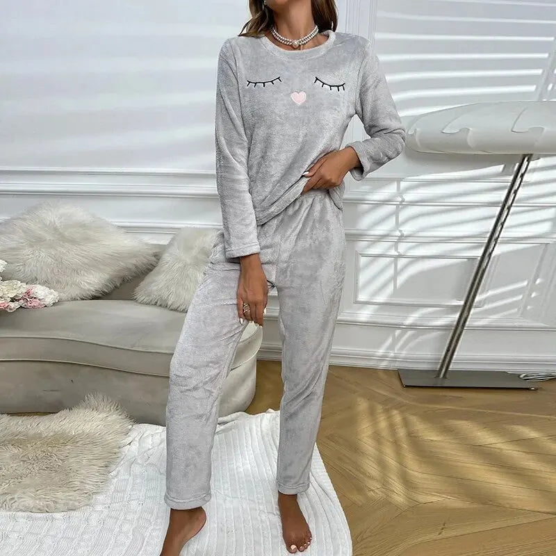 Luxueuze fluweelzachte dames winterpyjama set, ontworpen voor optimale warmte en comfort tijdens het relaxen.