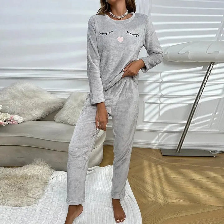 Luxueuze fluweelzachte dames winterpyjama set, ontworpen voor optimale warmte en comfort tijdens het relaxen.