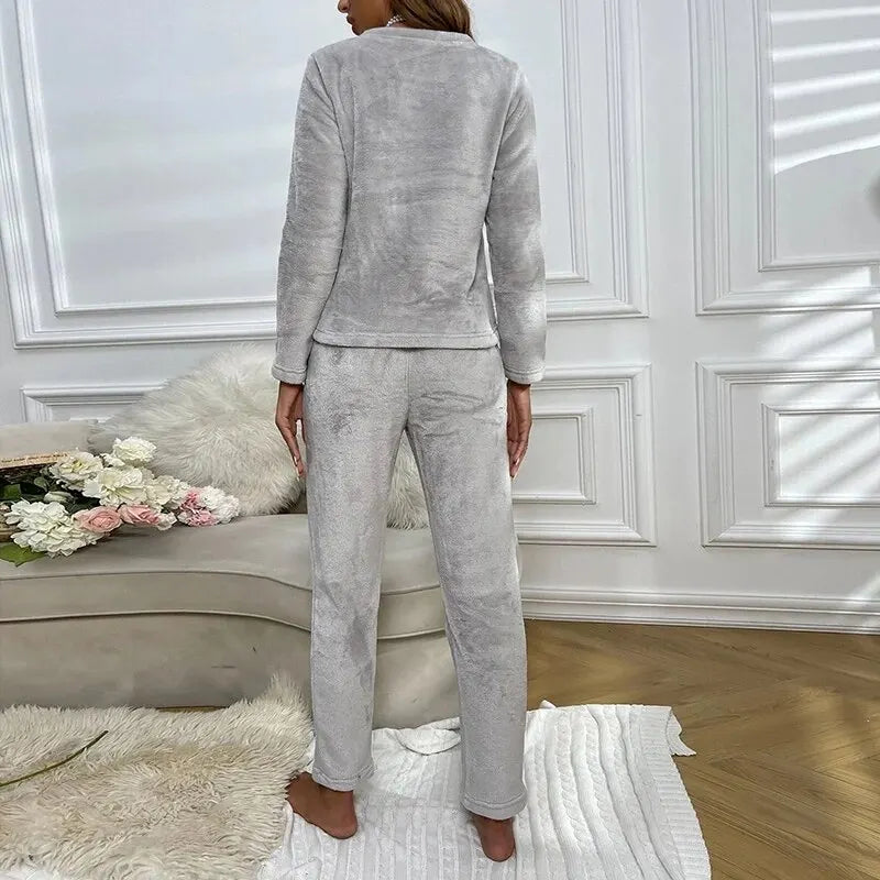 Warme dames pyjamaset: fluweelzacht, dik en cosy. Jouw perfecte loungewear en nachtkleding voor de winter.