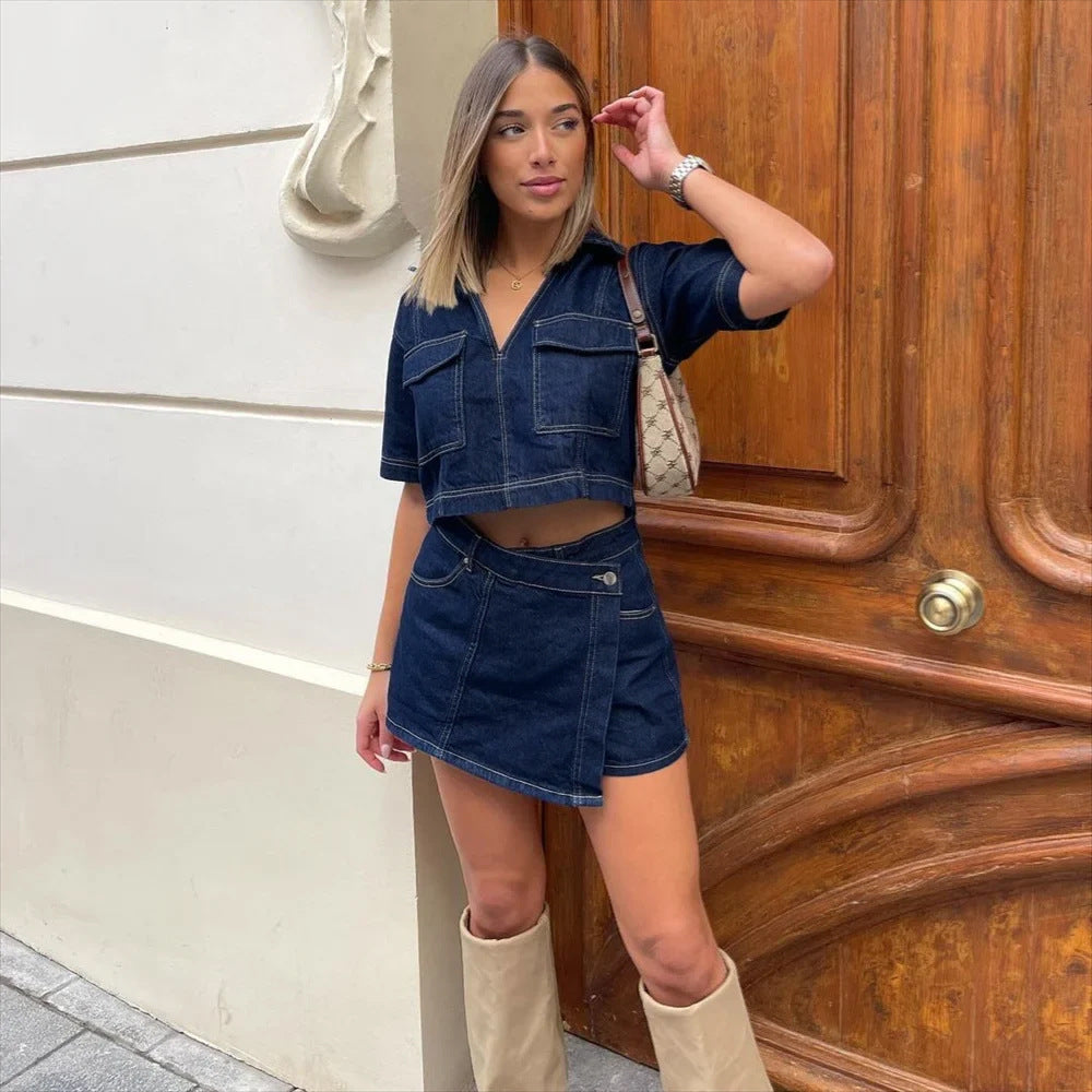 Donkerblauwe tweedelige dames co-ord set met elegant jasje en trendy rokje voor een modieuze zomeroutfit.