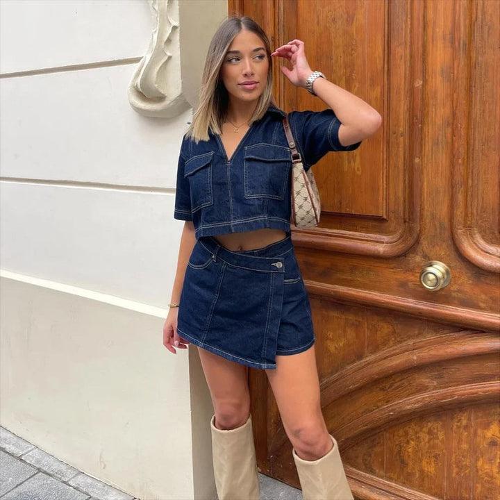 Donkerblauwe tweedelige dames co-ord set met elegant jasje en trendy rokje voor een modieuze zomeroutfit.