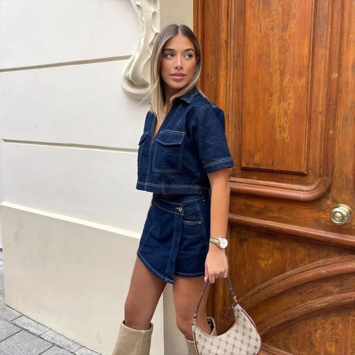 Lichtblauwe co-ord set voor dames, bestaande uit een stijlvol jasje en trendy rokje, ideaal voor zomerse dagen.