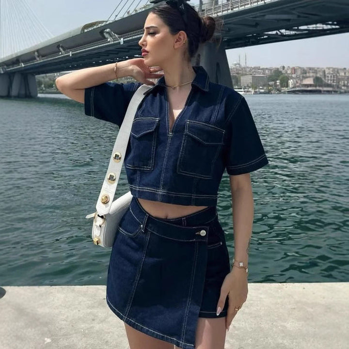 Modieuze tweedelige dames set in donkerblauw, perfect voor zowel dagelijkse stijl als elegante feestkleding.