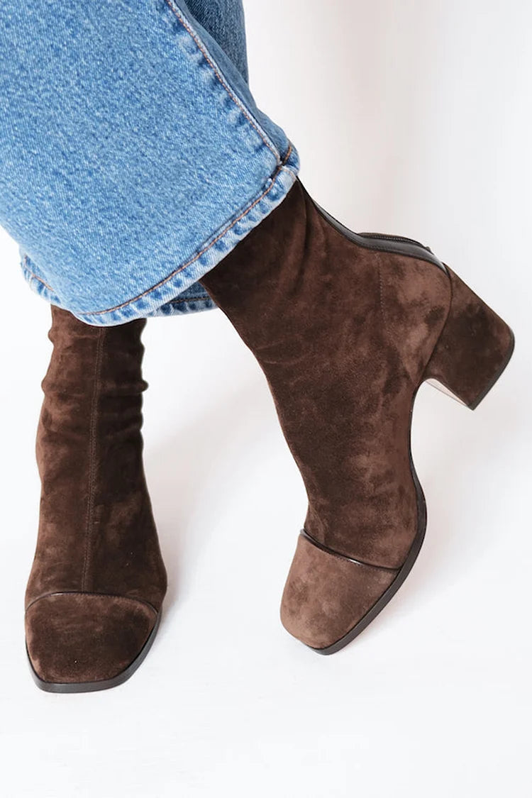 Donkerbruine dames enkellaarsjes met stevige blokhak en trendy vierkante neus, ideaal voor herfst/winter mode.