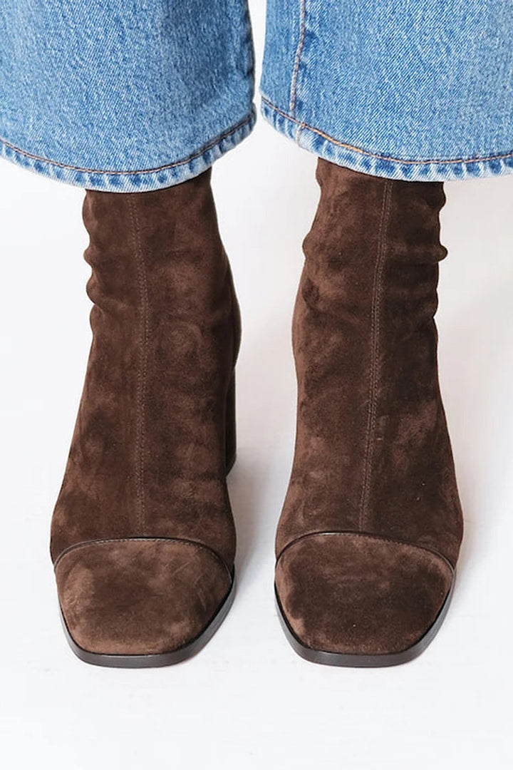 Elegante dames enkellaarsjes met comfortabele blokhak en stijlvolle vierkante neus, perfect voor elke outfit.