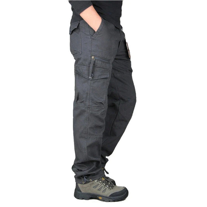 Donkergrijze heren casual broek met relaxte pasvorm, comfortabel en stijlvol voor dagelijks gebruik.