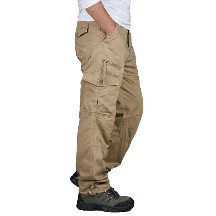 Zwarte heren comfortbroek met relaxte pasvorm, ideaal voor alle seizoenen en dagelijkse activiteiten.