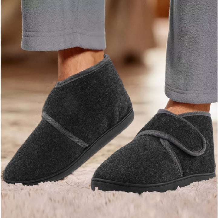 Donkergrijze heren pantoffels, comfortschoenen met klittenband, ideaal voor binnenhuis en huispak.