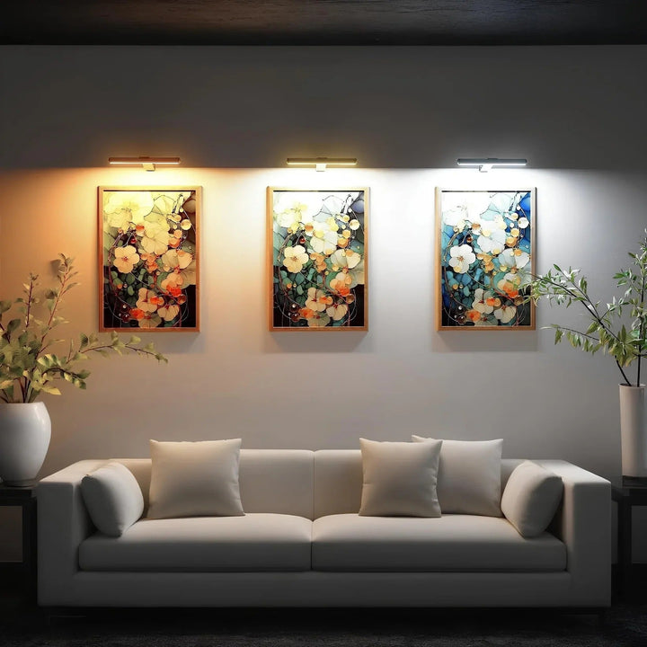 Oplaadbare draadloze LED wandlamp die een schilderij subtiel verlicht, perfecte kunstverlichting.