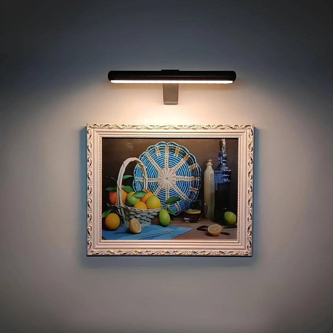 Stijlvolle draadloze wandlamp als schilderijverlichting in een woonkamer, moderne interieur decoratie.