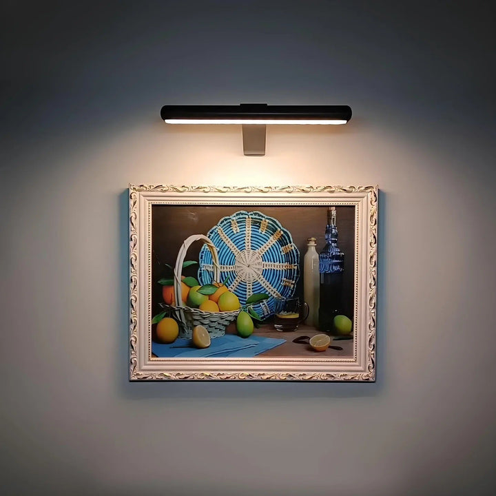 Stijlvolle draadloze wandlamp als schilderijverlichting in een woonkamer, moderne interieur decoratie.