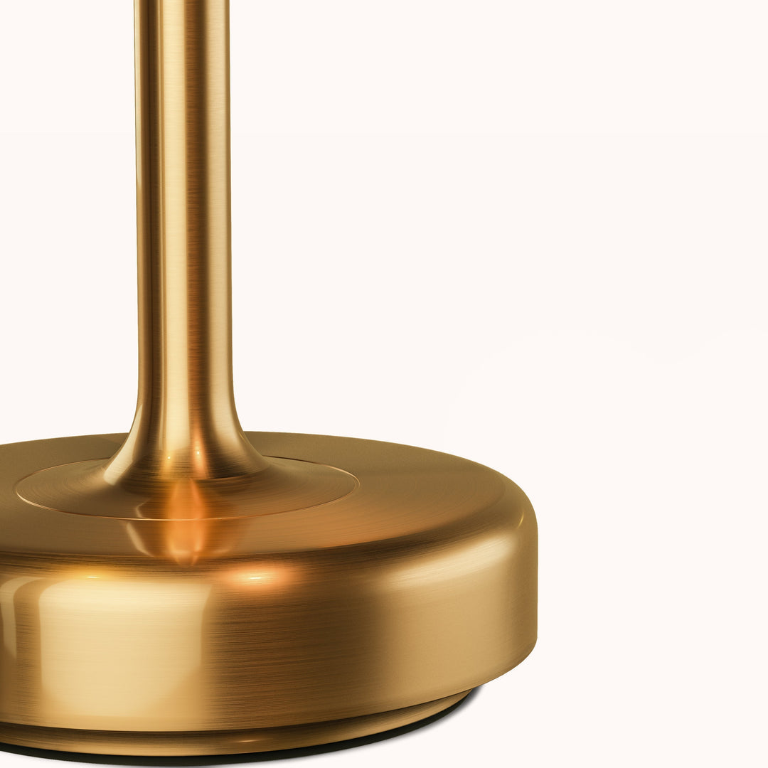 Ambian Draadloze LED Tafellamp in goud, zilver of zwart, stijlvol en waterdicht voor binnen- en buitengebruik.