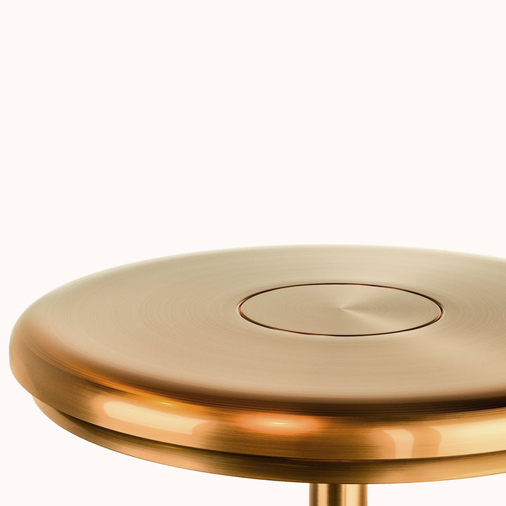 Ambian Draadloze LED Tafellamp in goud, zilver of zwart, stijlvol en waterdicht voor binnen- en buitengebruik.