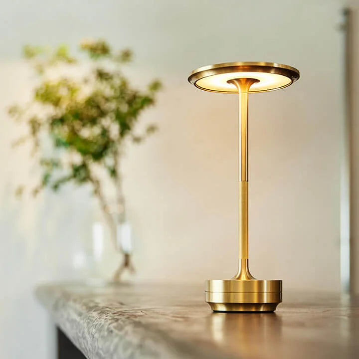 "Draadloze LED tafellamp oplaadbaar en dimbaar, modern design, ideaal voor sfeerverlichting in elke kamer."