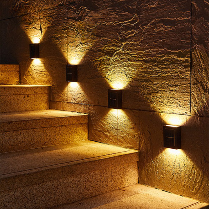 Compacte waterdichte LED wandlamp op zonne-energie, draadloos en ideaal voor elke buitenmuur of schutting.