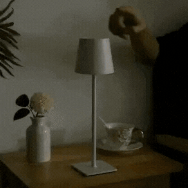 Draadloze oplaadbare LED tafellamp, elegant Scandinavisch design, geschikt voor binnen en buiten, duurzaam aluminium.