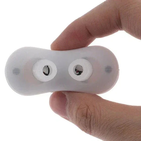 Man gebruikt compact draagbaar slaapapneu apparaat voor een stille, gezonde nachtrust zonder snurken.