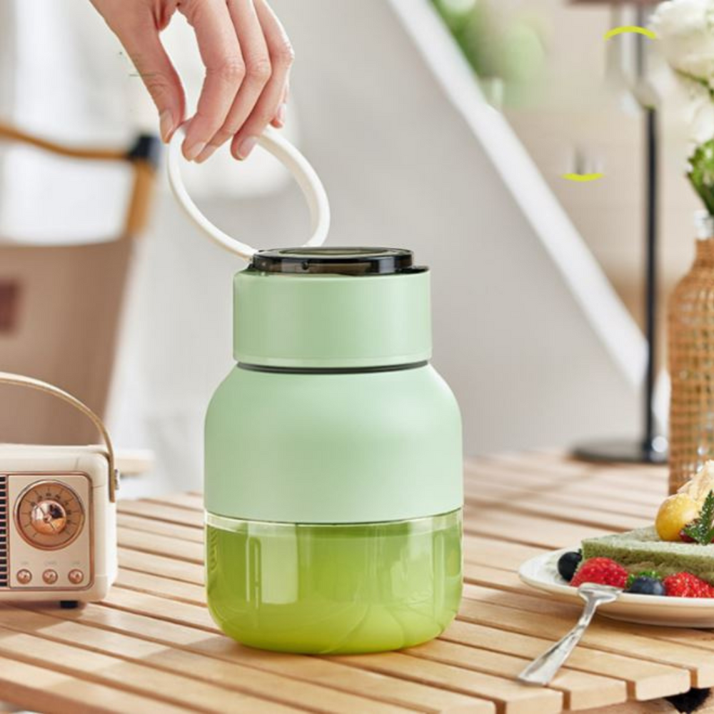 "Draagbare 2-in-1 blender en sapcentrifuge, stijlvol wit, met roestvrijstalen messen en draadloze oplaadfunctionaliteit."